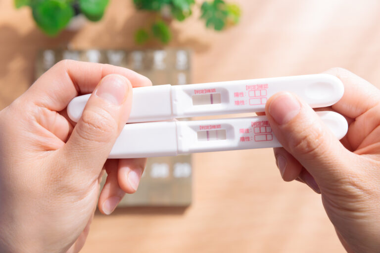 妊娠検査薬はいつから使える?使用時の心得や妊娠初期の症状も解説 | 子育て応援サイト 教えてトイザらス・ベビーザらス 妊娠検査薬はいつから使える?使用時の心得や妊娠初期の症状も解説 | 子育て応援サイト 教えてトイザらス・ベビーザらス